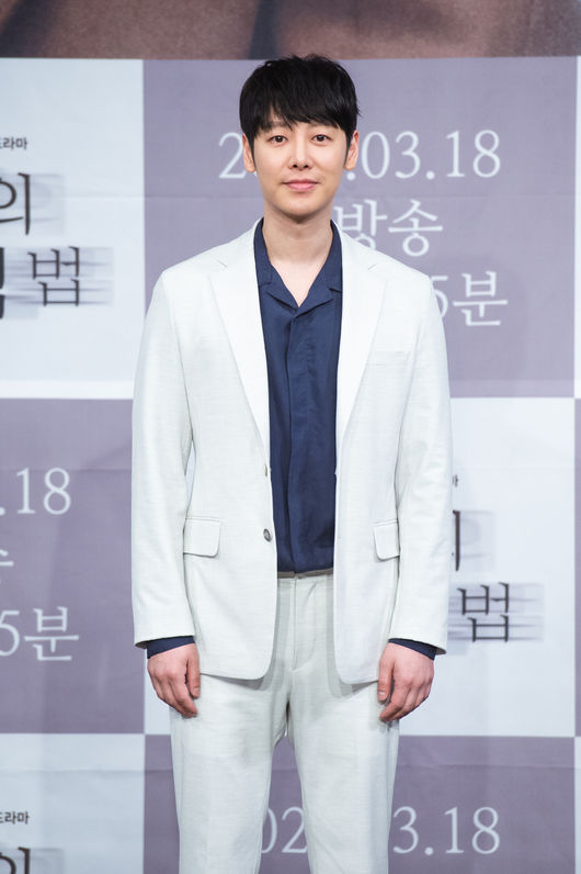 [사진=MBC 제공] 배우 김동욱이 대상 이후 첫 작품 '그 남자의 기억법'으로 안방극장에 돌아온다. 사진은 제작발표회에서 포즈를 취한 김동욱의 모습. 