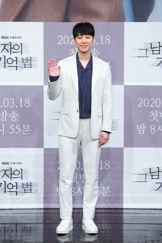 [사진=MBC 제공] 배우 김동욱이 '그 남자의 기억법' 제작발표회에서 포즈를 취했다. 