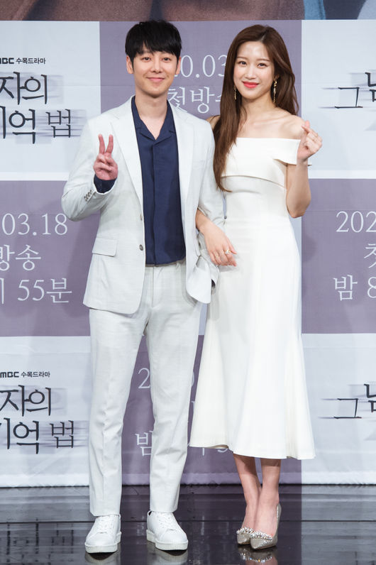 [사진=MBC 제공] 배우 김동욱(왼쪽)과 문가영이 '그 남자의 기억법' 제작발표회에서 포즈를 취했다. 