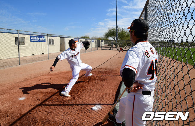 한화 한용덕 감독이 남지민 불펜 피칭을 지켜보고 있다. /jpnews@osen.co.kr