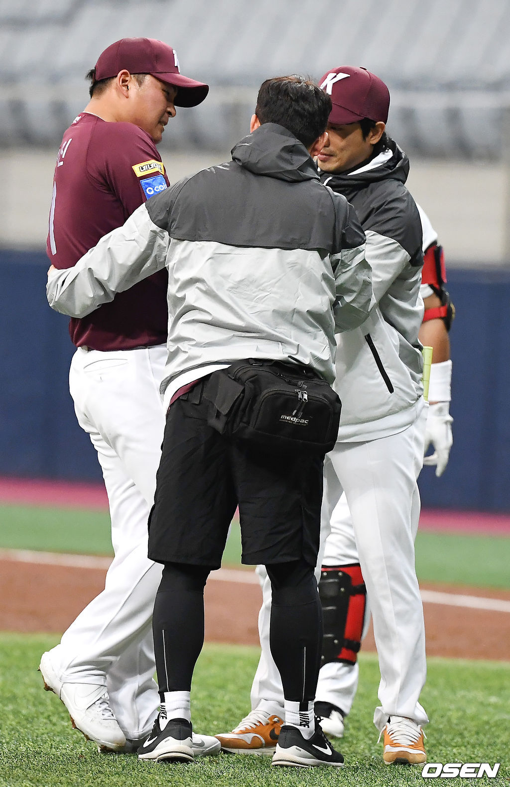 3회말 2사 양기현이 박동원의 타구에 손을 맞아 통증을 호소하고 있다. /youngrae@osen.co.kr 