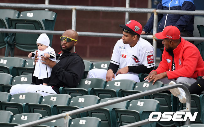 KT 로하스가 아들을 안고 경기를 지켜보고 있다. /jpnews@osen.co.kr