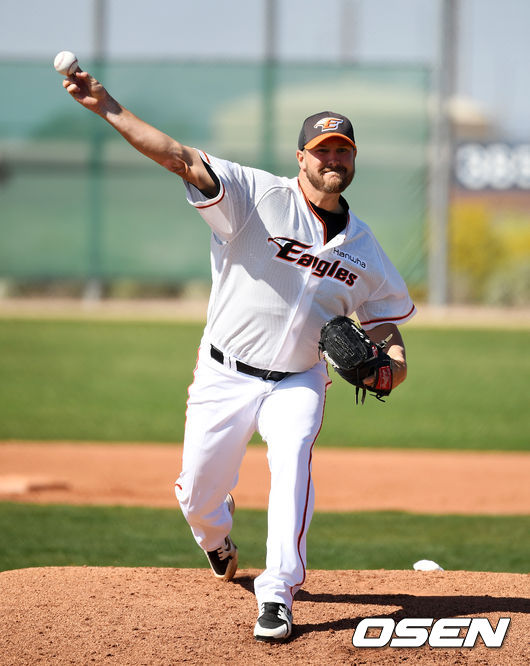 서폴드가 자체 홍백전에서 역투하고 있다. /jpnews@osen.co.kr