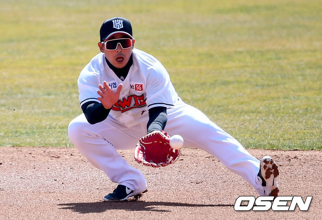 18일 경기도 수원시 수원kt위즈파크에서 kt 위즈의 자체 청백전이 진행됐다.1회초 박경수가 땅볼을 처리하고 있다./ ksl0919@osen.co.kr