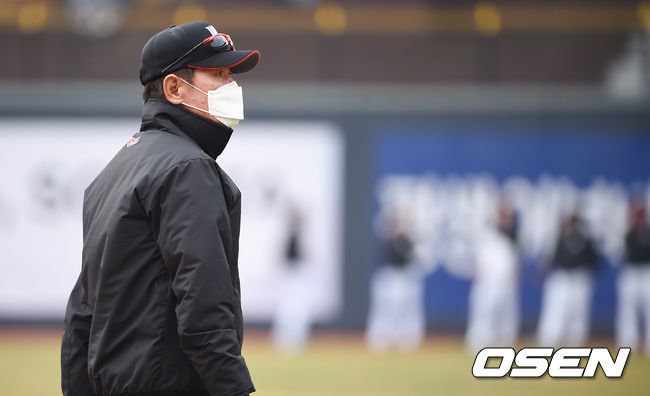 kt 이강철 감독이 마스크를 쓴채 선수들의 훈련을 지켜보고 있다. / soul1014@osen.co.kr