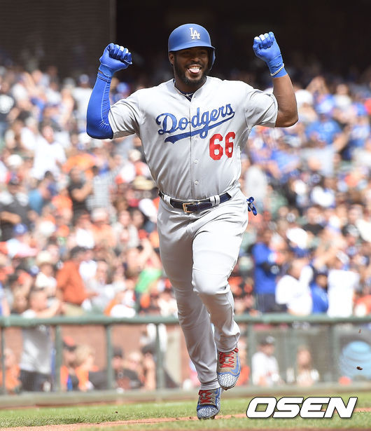 지난 2018년 다저스 시절 야시엘 푸이그가 샌프란시스코전에서 달아나는 솔로포를 날리고 그라운드를 돌며 기뻐하고 있다. /dreamer@osen.co.kr
