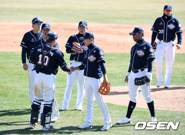 두산은 16일 서울 잠실구장에서 자체 청백전을 진행했다. 일본 미야자키 캠프에서 두 차례 청백전을 치른 가운데 세 번째 청백전이자 한국에서의 첫 청백전이다. 이날 경기는 5이닝으로 진행된 가운데 청팀이 4-2로 승리를 거뒀다.경기 종료 후 두산 청팀 선수들이 승리의 기쁨을 나누고 있다. /sunday@osen.co.kr