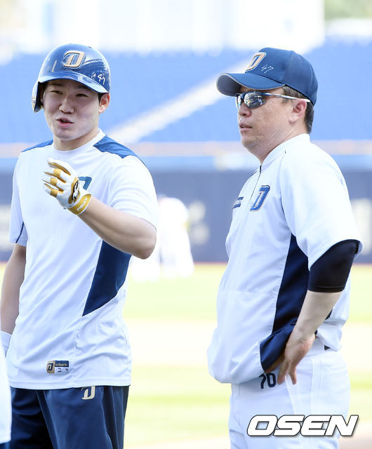 NC 박민우가 타격 훈련을 기다리며 이동욱 감독과 얘기를 나누고 있다./rumi@osen.co.kr