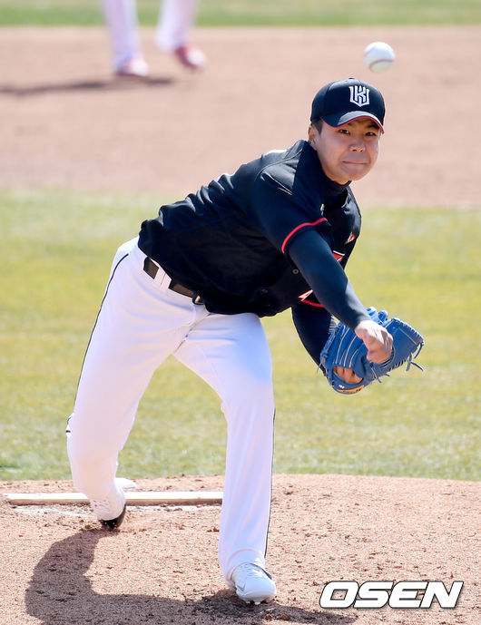 18일 경기도 수원시 수원kt위즈파크에서 kt 위즈의 자체 청백전이 진행됐다.1회말 손동현이 역투하고 있다./ ksl0919@osen.co.kr