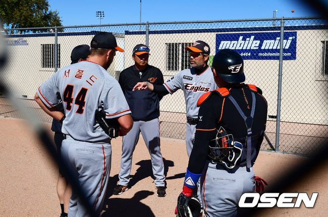 한화 서폴드가 불펜 피칭을 마치고 한용덕 감독, 정민태 코치와 이야기를 나누고 있다. /jpnews@osen.co.kr