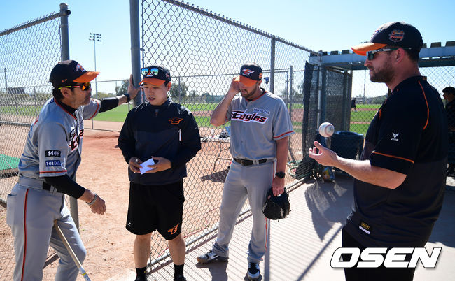 한화 한용덕 감독이 서폴드, 채드벨과 이야기를 나누고 있다. /jpnews@osen.co.kr