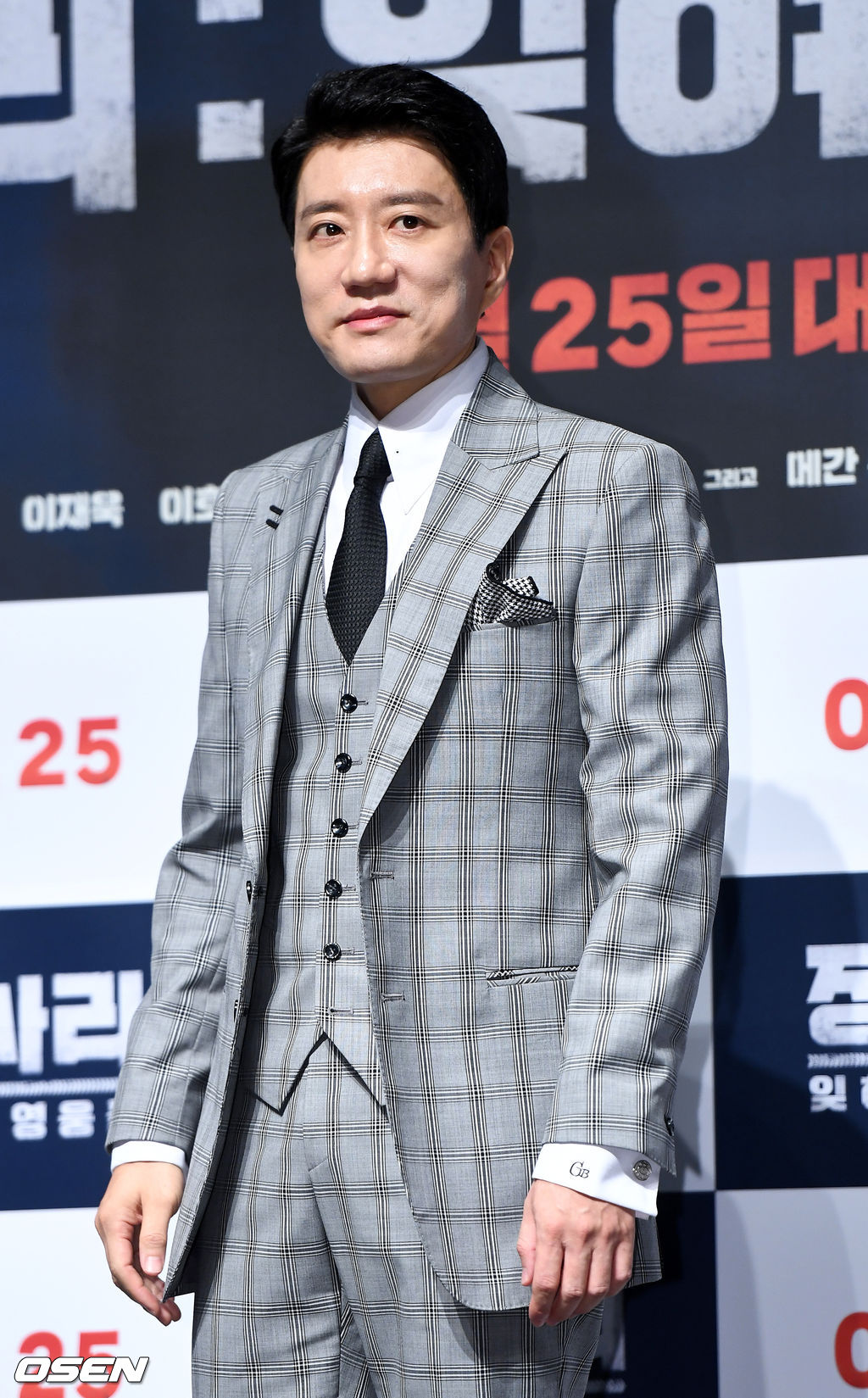 배우 김명민이 포토타임을 하고 있다. /dreamer@osen.co.kr