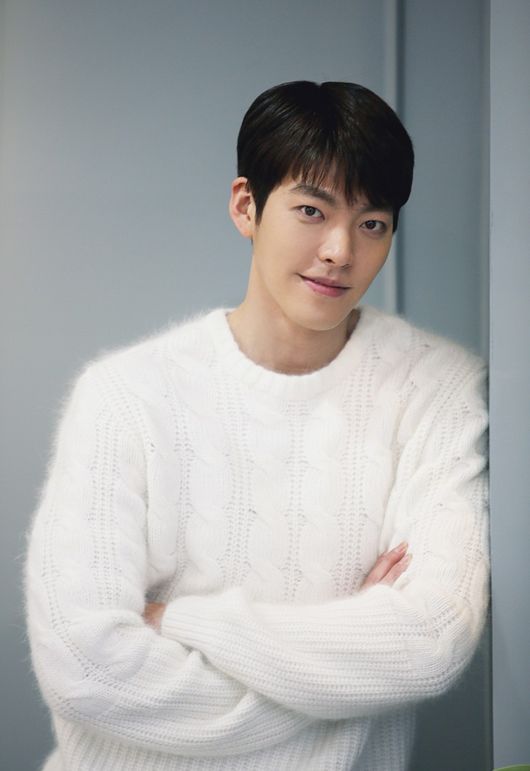 [사진=에이엠엔터테인먼트 제공] 배우 김우빈이 '휴머니멀' 내레이션 출연료 전액을 기부하며 선한 영향력을 펼쳤다.