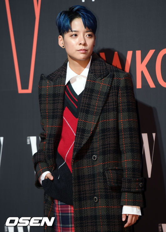 26일 오후 서울 광화문 포시즌스 호텔 서울에서 제13회 'W Korea' 유방암 인식 향상 캠페인 자선 행사가 열렸다.<br /><br />가수 엠버가 레드카펫을 밟고 있다. / eastsea@osen.co.kr