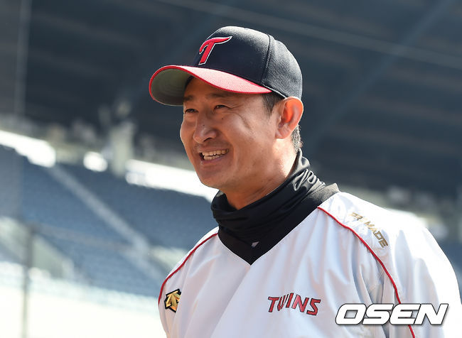 LG 박용택이 훈련을 마치고 인터뷰를 하고 있다. /youngrae@osen.co.kr 