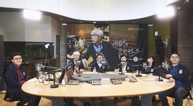 [사진=MBC 제공] '배철수의 음악캠프'가 30주년을 맞은 가운데, 제작진이 특별 기자간담회를 온라인 생중계로 진행했다. (왼쪽부터) 배순탁 작가, DJ 배철수, 게스트 음악평론가 임진모, 김경옥 작가, 김빛나 PD, 조상현 PD.