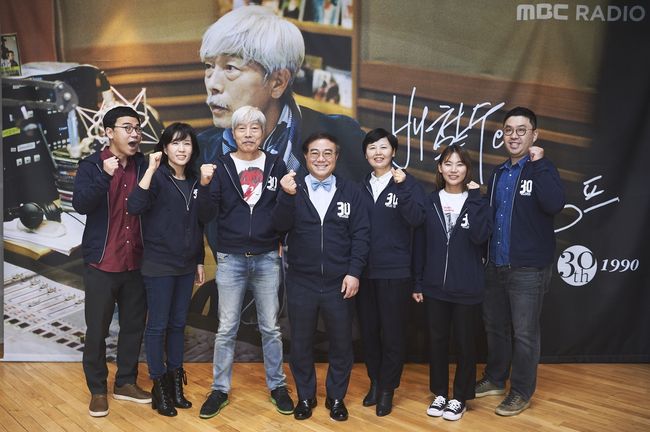 [사진=MBC 제공] '배캠' 제작진이 30주년을 기념하며 포즈를 취했다.