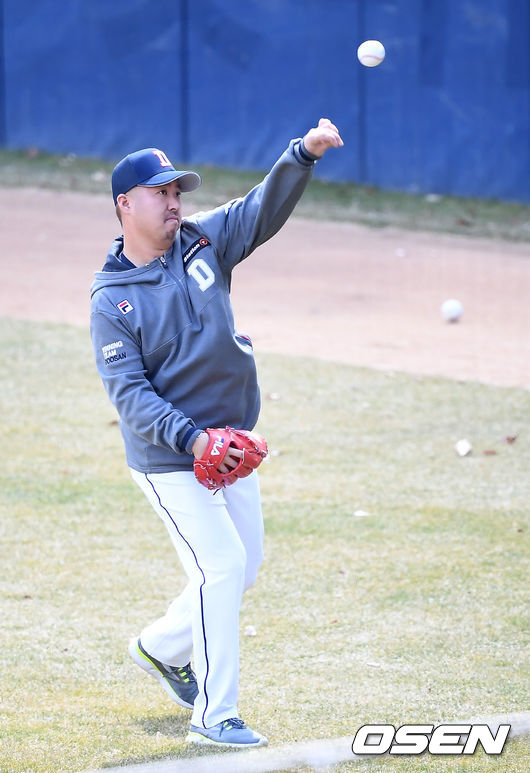 19일 오후 서울 잠실야구장에서 두산 베어스가 훈련을 진행했다. 두산 유희관이 캐치볼을 하고 있다. /youngrae@osen.co.kr