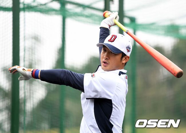 1일 (한국시간) 일본 미야자키 소켄구장에서 두산 베어스의 스프링캠프가 진행됐다.두산 안권수가 타격훈련을 하고 있다. /sunday@osen.co.kr