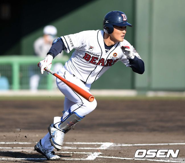 두산 백팀 안권수가 안타를 치고 있다. /sunday@osen.co.kr