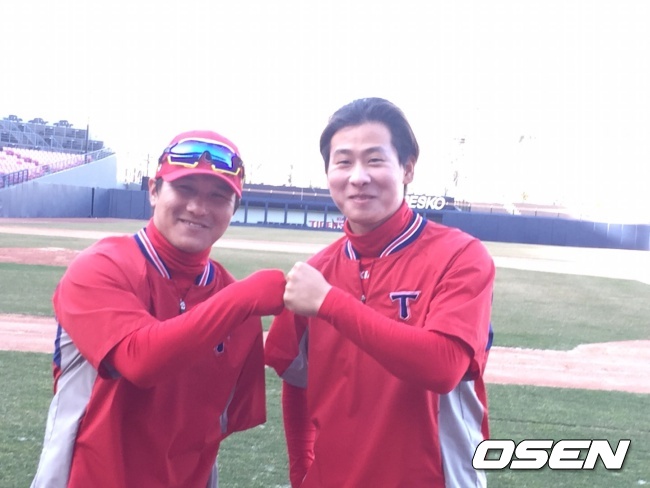 19일 광주-기아 챔피언스필드에서 함께 포즈를 취하고 있는 김선빈과 박찬호.