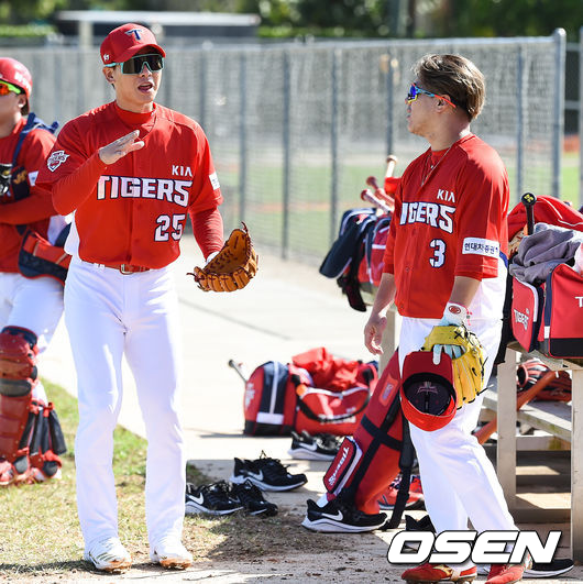 지난 2월 플로리다 스프링캠프에서 실전을 마치고 이야기를 나누고 있는 김선빈과 박친호./OSEN DB
