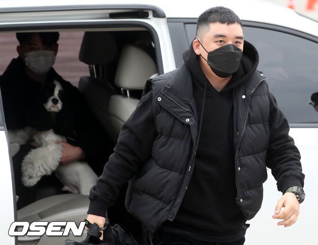 승리가 하차한 후 신병교육대로 입소하고 있다. / rumi@osen.co.kr