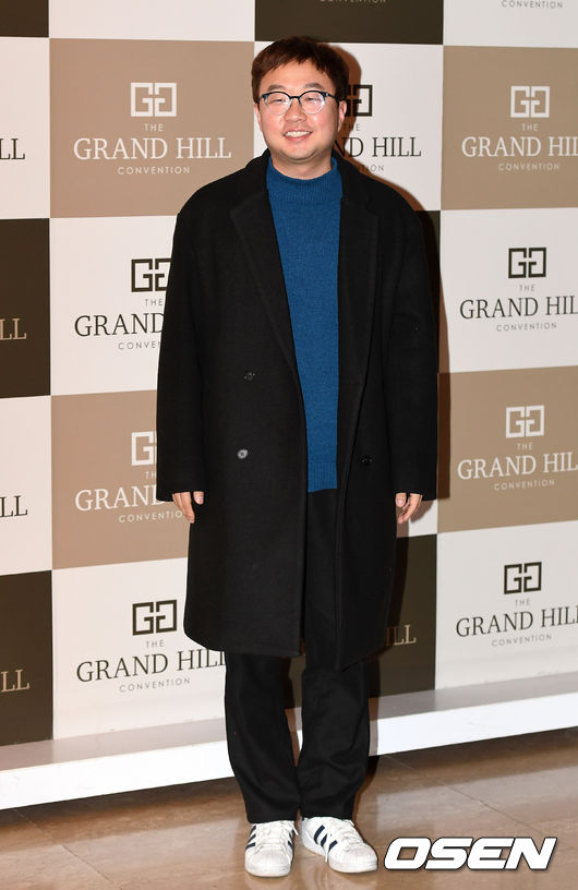 그룹 V.O.S 멤버 김경록이 12일 오후 서울 강남구 대치동 그랜드힐 컨벤션 그랜드볼룸홀에서 6세 연하의 비연예인 여자친구와 백년가약을 맺었다.개그맨 박휘순이 포즈를 취하고 있다./sunday@osen.co.kr
