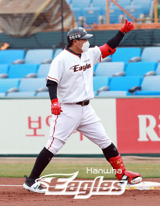 [사진] 한화 자체 청백전에서 김태균이 안타를 치고 엄지 세리머니를 하고 있다. /한화 이글스 제공