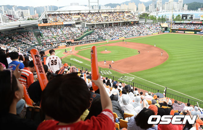 대전 한화생명이글스파크를 가득 메운 관중들이 열띤 응원을 펼치고 있다./sunday@osen.co.kr