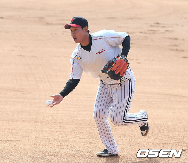 LG 김호은이 훈련 도중 1루에서 토스를 하고 있다. /youngrae@osen.co.kr 