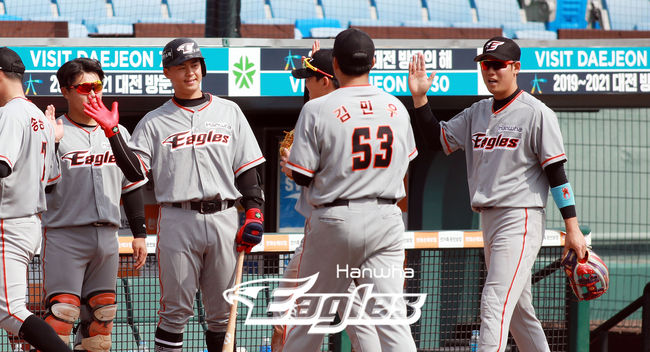 [사진] 김민우가 동료들의 환영을 받고 있다. /한화 이글스 제공