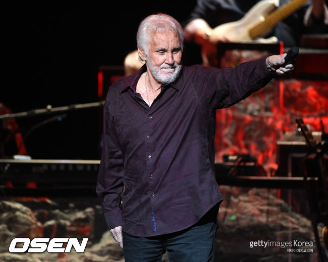 Singer Kenny Rogers performs onstage during the Final World Tour: The Gamblers Last Deal at the Civic Arts Plaza on June 30, 2016 in Thousand Oaks, California. 