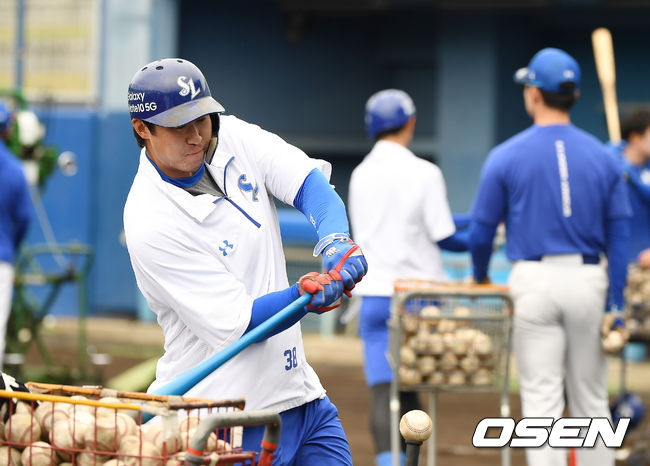 삼성 라이온즈가 26일 오후 일본 오키나와 온나 아카마 볼파크에서 청백전을 진행했다.김동엽이 티배팅을 하고 있다. /youngrae@osen.co.kr