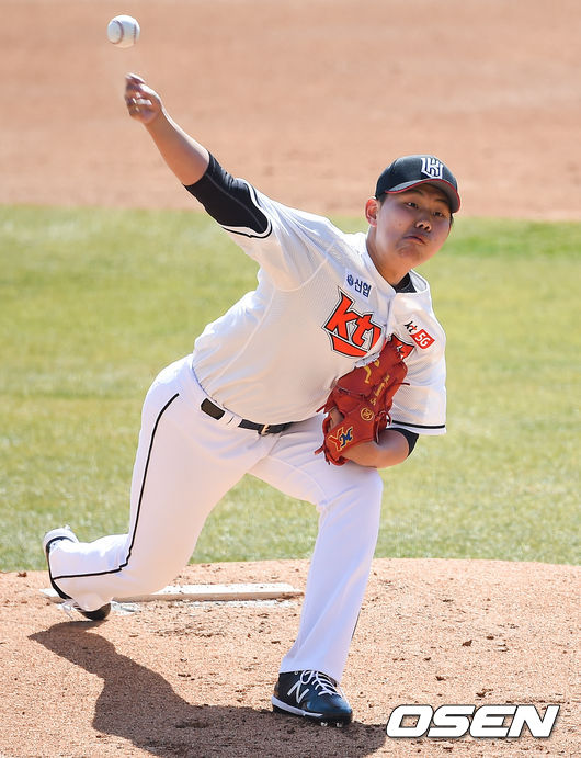 이날은 주전팀과 비주전팀으로 나눠 5이닝까지 진행됐다.1회초 kt 소형준이 역투하고 있다./  soul1014@osen.co.kr