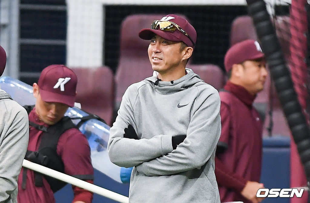 손혁 감독이 미소 짓고 있다 /  soul1014@osen.co.kr