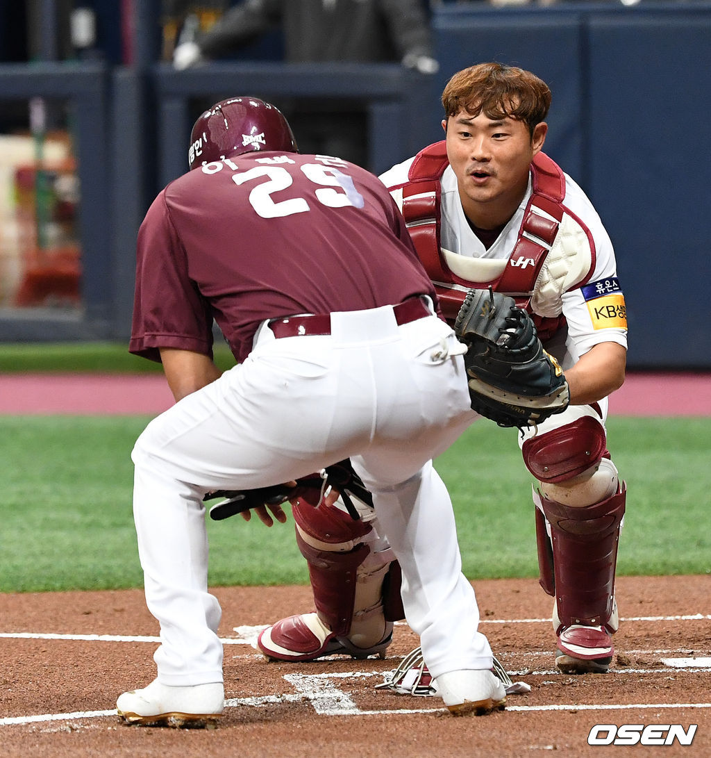 1회초 2사 1, 3루에서 더블 스틸을 감행한 3루주자 이택근이 홈으로 파고 들다 백팀 이지영 포수에게 태그아웃되고 있다./sunday@osen.co.kr