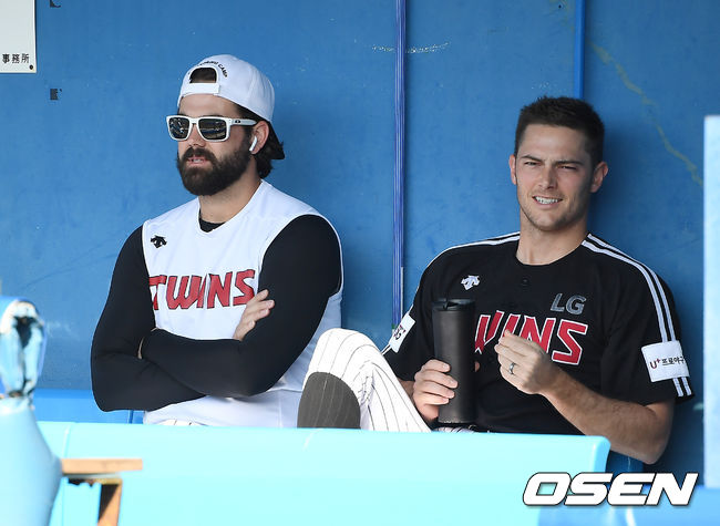 LG 켈리와 윌슨이 더그아웃에 앉아 휴식을 취하고 있다. /youngrae@osen.co.kr 