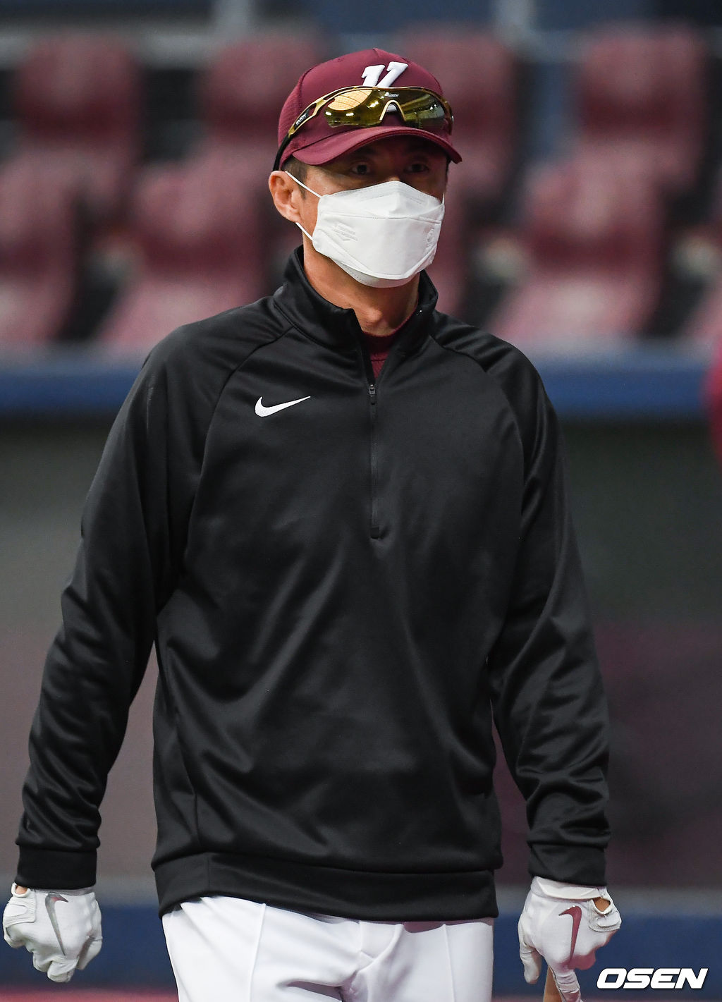 손혁 감독이 인터뷰를 위해 이동하고 있다. / soul1014@osen.co.kr