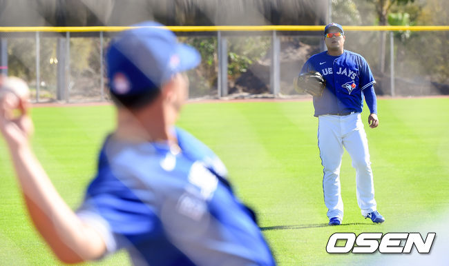 류현진이 야마구치 슌과 캐치볼을 하고 있다. / soul1014@osen.co.kr