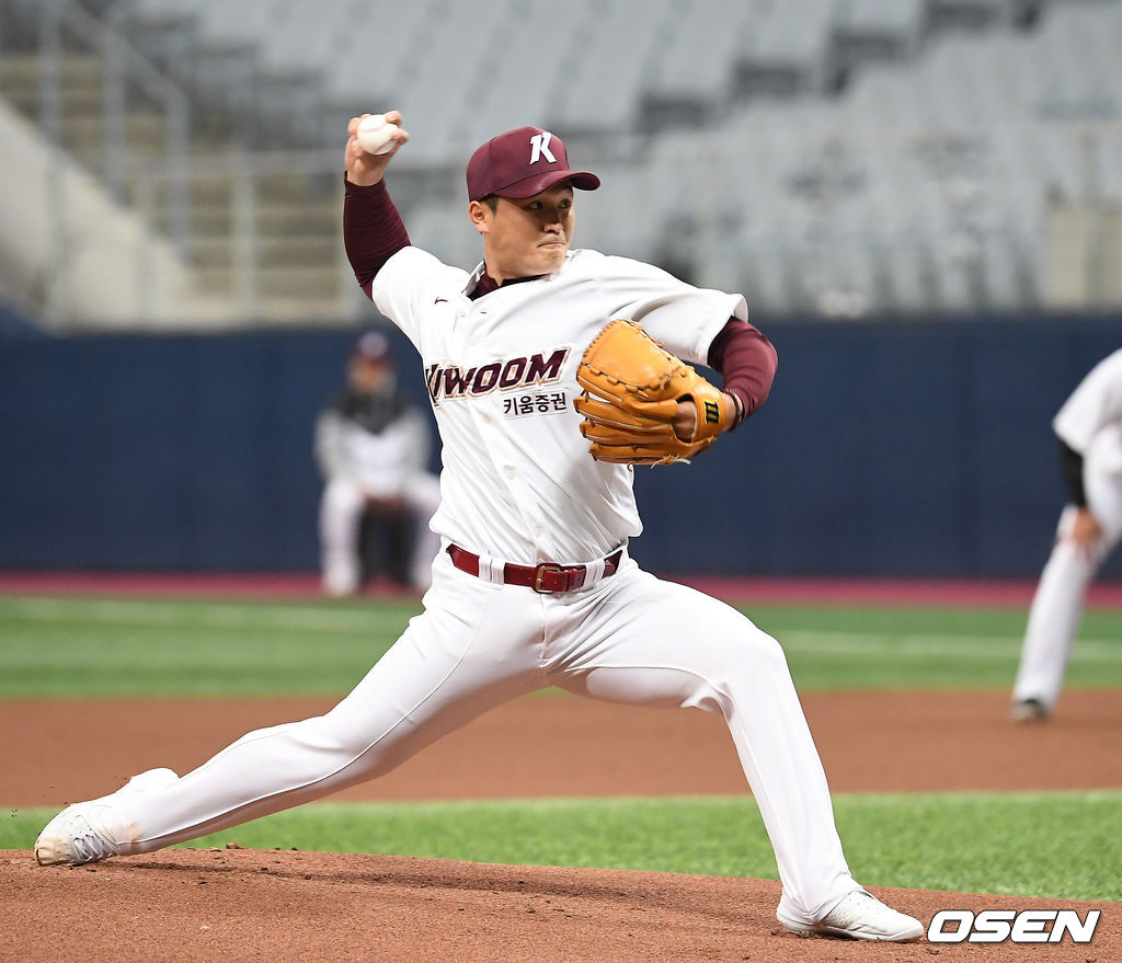 1회초 최원태가 역투하고 있다. /youngrae@osen.co.kr 