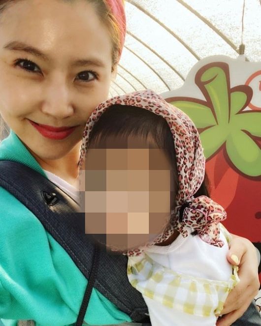 [사진=이윤미 SNS] 방송인 이윤미가 딸과 함께 한 근황을 공개했다.