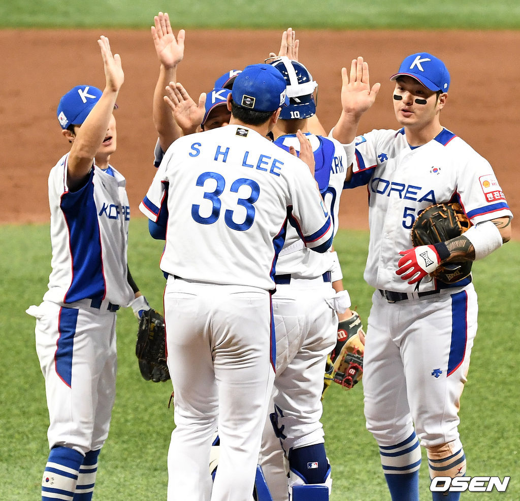 승리를 거둔 한국 선수들이 그라운드에서 하이파이브를 나누고 있다. /dreamer@osen.co.kr