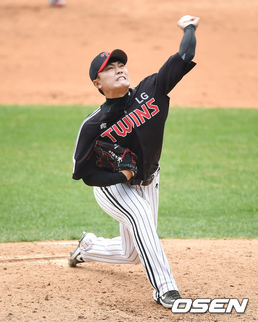 4회말 김윤식이 역투하고 있다. /  soul1014@osen.co.kr