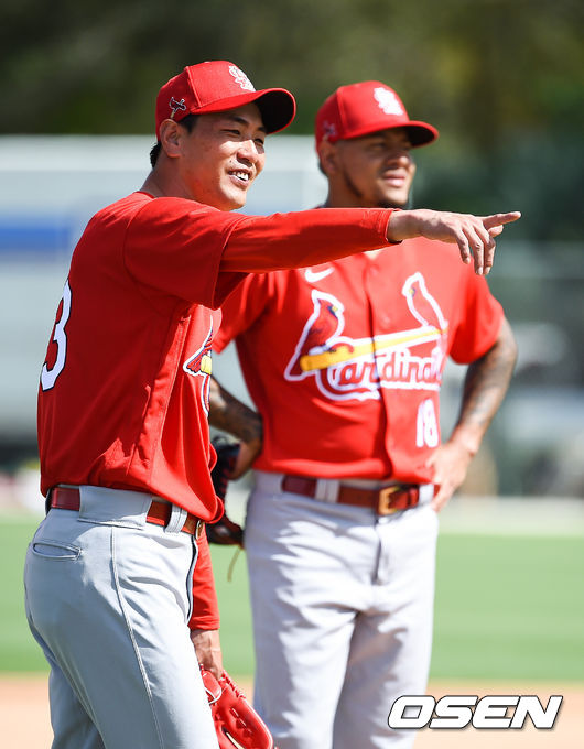 세인트루이스와 2년간 보장금액 800만달러에 계약한 김광현은 카를로스 마르티네스와 함께 5선발 자리를 두고 경쟁할 것으로 보인다.김광현이 수비훈련 중 손짓하며 이야기하고 있다. / soul1014@osen.co.kr