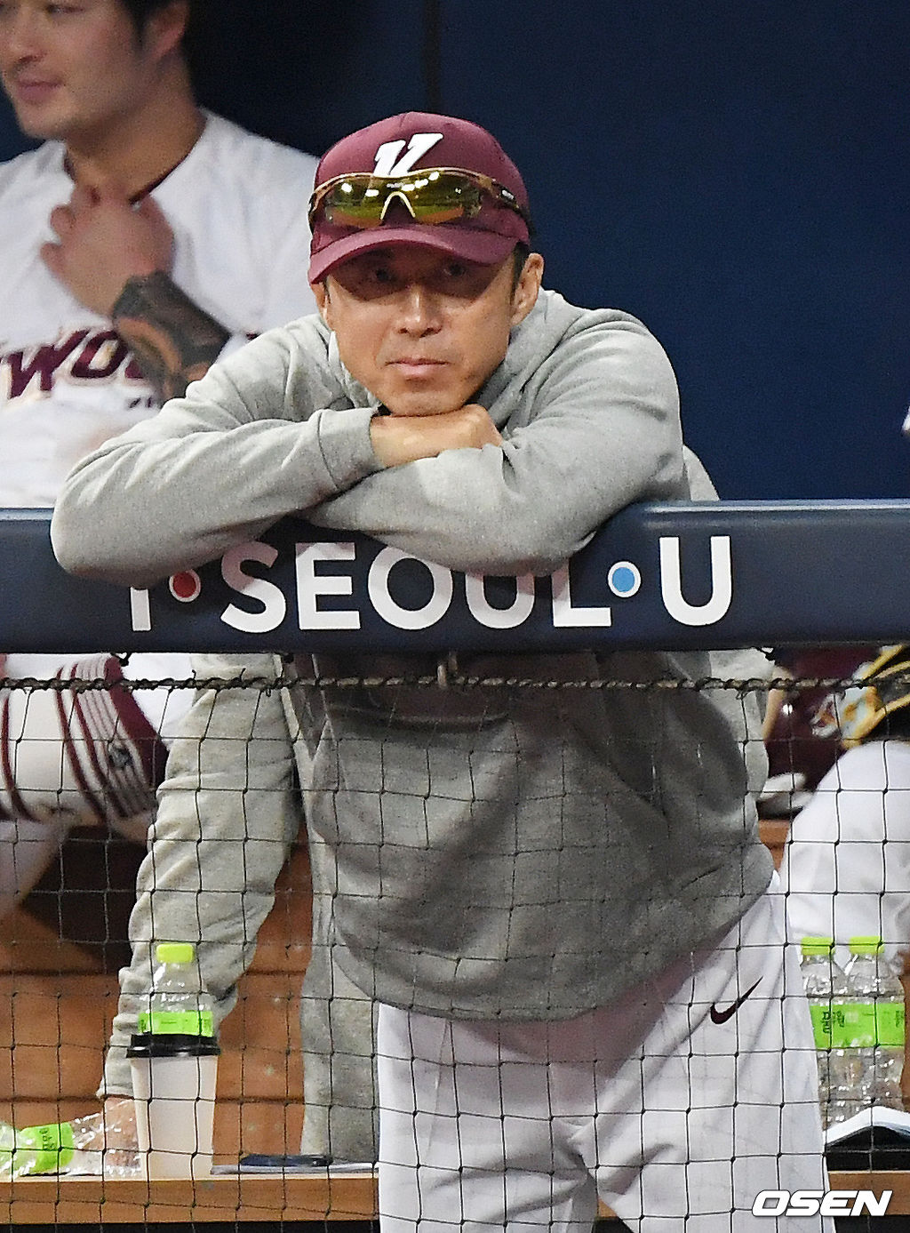 키움 손혁 감독이 덕아웃에서 경기를 주시하고 있다./ rumi@osen.co.kr