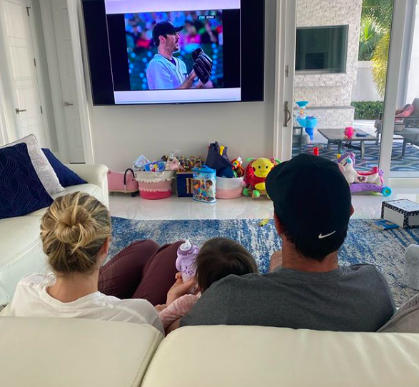 [사진] 아내 업튼, 딸 제네비브와 자신의 노히터 게임을 보는 벌랜더(오른쪽) /벌랜더 인스타그램