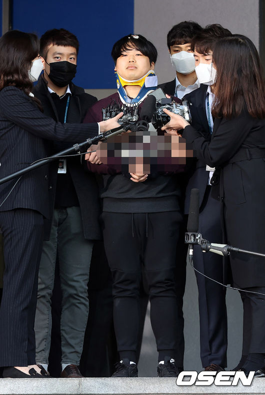 미성년자를 포함한 여성들의 성 착취물을 제작·유포한 혐의를 받는 조주빈(24)이 25일 오전 서울 종로경찰서 유치장에서 검찰청으로 송치됐다. /cej@osen.co.kr