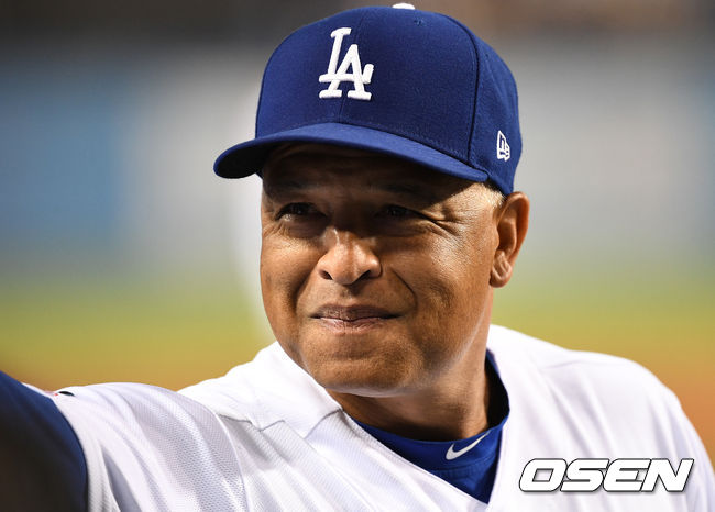 다저스 로버츠 감독이 관중석을 향해 미소짓고 있다. /dreamer@osen.co.kr