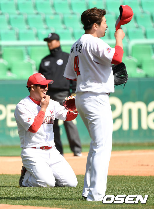 6회초 수비에서 송구 중 넘어진 SK 최정이 미소짓고 있다. / dreamer@osen.co.kr